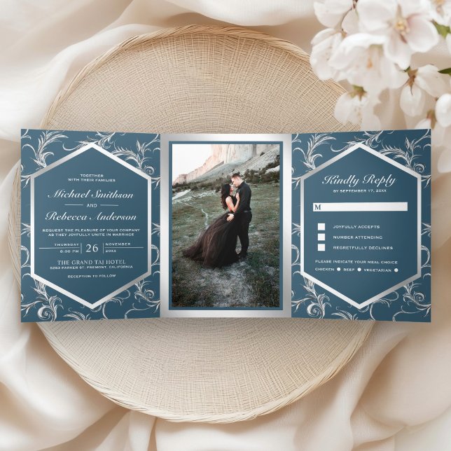 Convite Com Dobra Tripla Dusty Blue Silver Flourish Swirl Wedding Photo (Criador carregado)