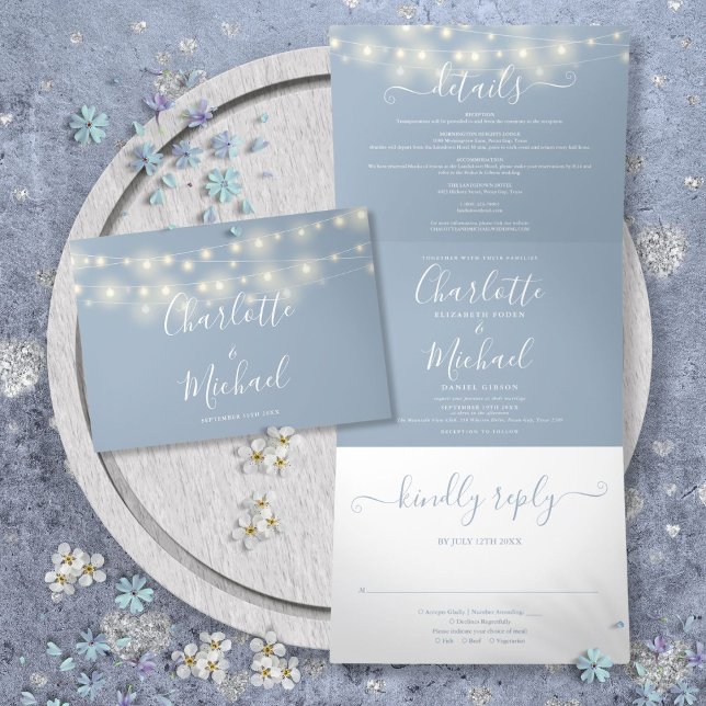 Convite Com Dobra Tripla Dusty Blue String Lights Script Casamento Monogram (Dusty Blue String Lights Script Monogram Wedding Tri-Fold Invitation)