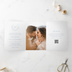 Convite Com Dobra Tripla Dusty Blue Wreath Monograma QR Código Elegante Cas
