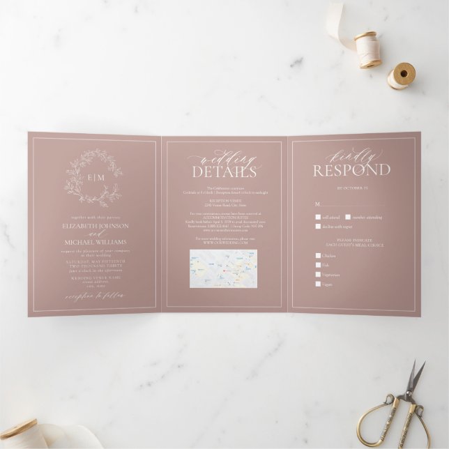 Convite Com Dobra Tripla Dusty Rosa Leafy Crest Casamento Monograma (Dentro)