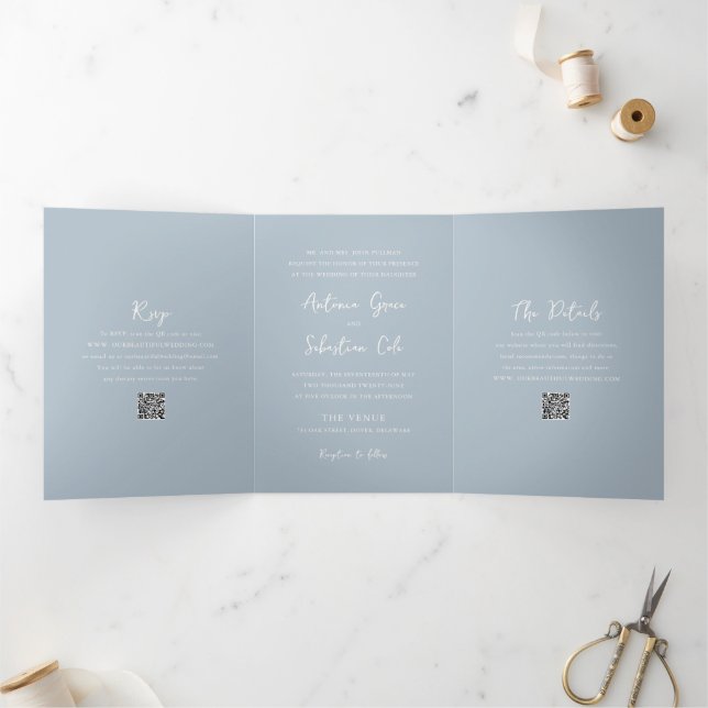 Convite Com Dobra Tripla Elegante Código QR Azul Pó Casamento Moderno (Dentro)