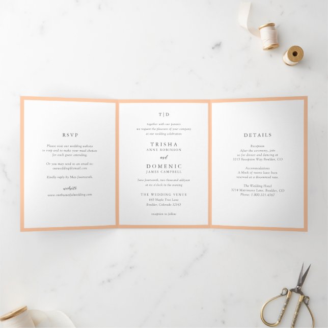 Convite Com Dobra Tripla Elegante Monograma de Pêssego Casamento Moderno (Dentro)