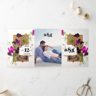 Convite Com Dobra Tripla Ervilha-rosa-vinificada e iniciais para o casament