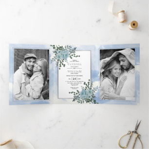 Convite Com Dobra Tripla Flores azuis empoeiradas, folhas de casamento no i
