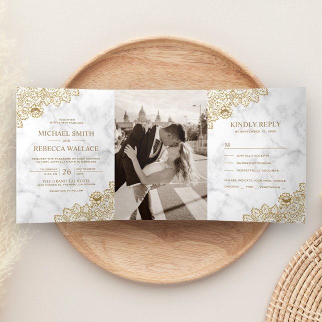 Convite Com Dobra Tripla Foto de casamento com mármore branco e renda doura (Criador carregado)