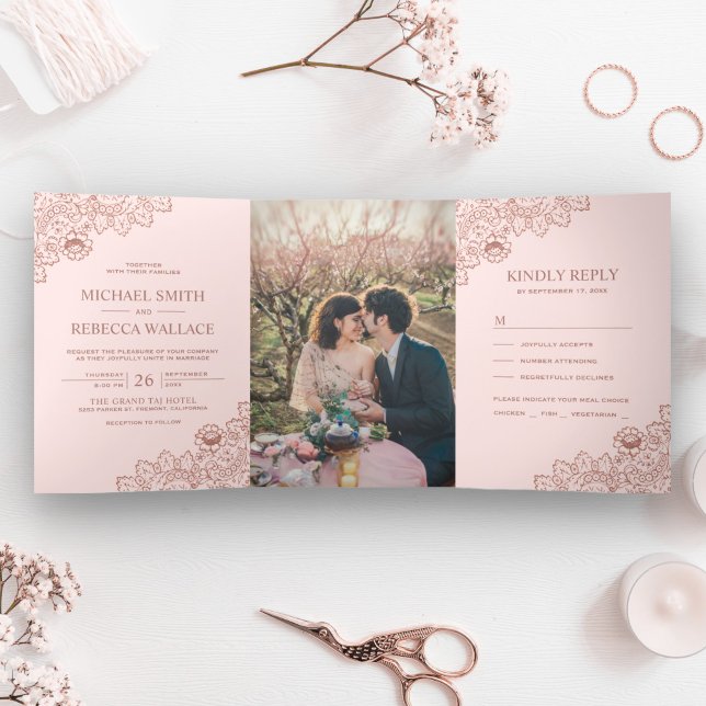 Convite Com Dobra Tripla Foto de casamento com renda rosa e dourado rose (Criador carregado)