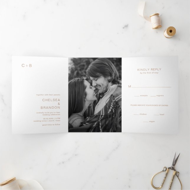 Convite Com Dobra Tripla Foto Monograma Marrom Casamento Moderno (Dentro)