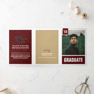 Convite Com Dobra Tripla Graduação de Fotos Moderna Texturizada Maroon