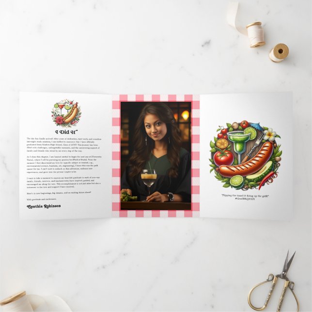 Convite Com Dobra Tripla Graduação de Tema Rustic Gingham & Grill (Dentro)