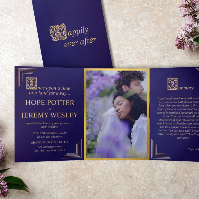 Convite Com Dobra Tripla Leitão de Fada de Whimsso, Dourado Velvet Roxo (Happily ever after - purple gold Fairy tale wedding invitation)
