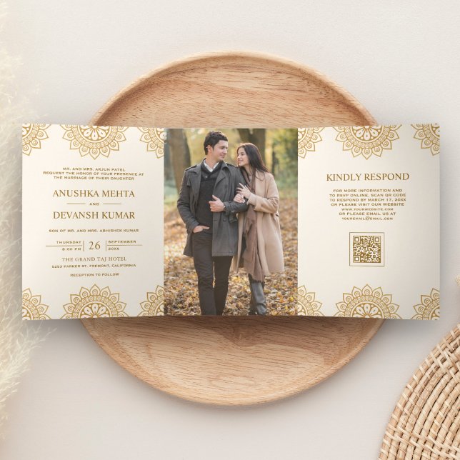 Convite Com Dobra Tripla Mandala Marrom Marfim Código QR Casamento Indiano  (Criador carregado)