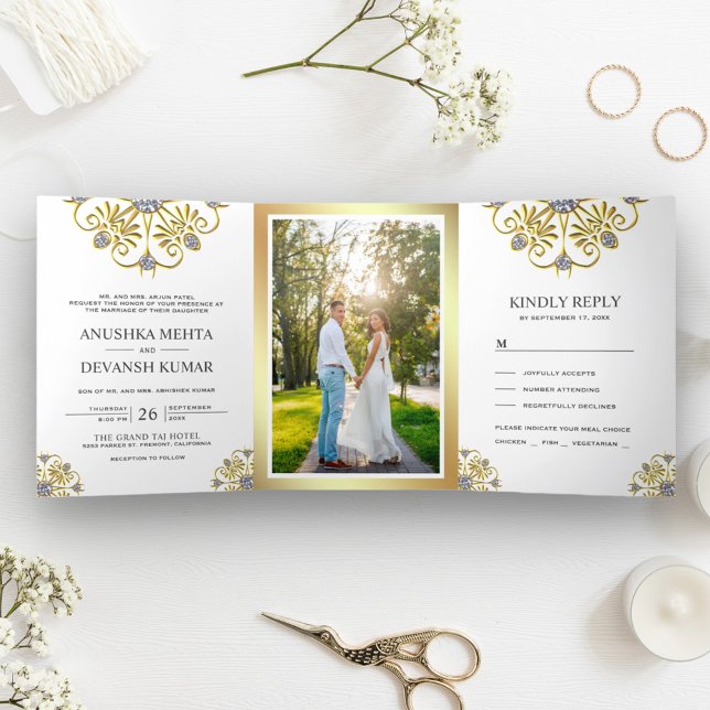 Convite Com Dobra Tripla Mandalá Tradicional Branco e Dourado de Casamento  (Criador carregado)