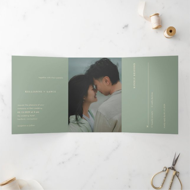Convite Com Dobra Tripla Modern Sage Green Simple Photo Wedding (Dentro)