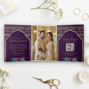 Convite Com Dobra Tripla Padrão de Pavão em Ouro Roxo Floral Casamento Indi