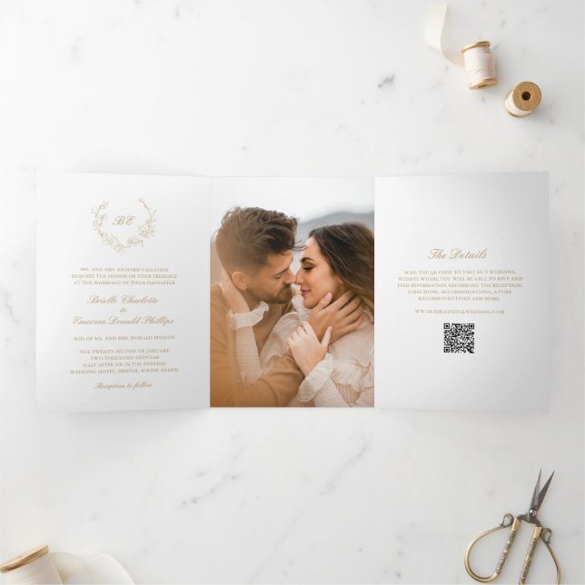 Convite Com Dobra Tripla Pulseira de Ouro Monograma Código QR Casamento Ele (Dentro)