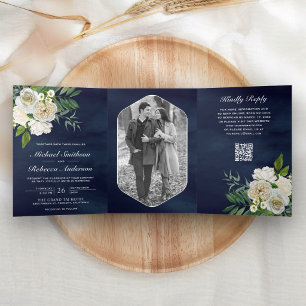 Convite Com Dobra Tripla Rosas de Marfim Código QR de Foto Botânica Casamen