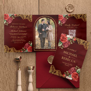 Convite Com Dobra Tripla Rosas Vermelhas Renda Dourada Código QR Marrom Fot