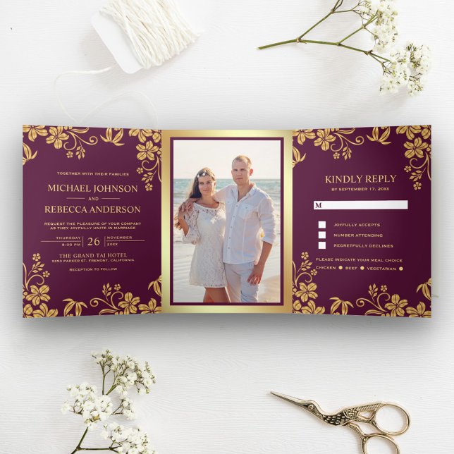 Convite Com Dobra Tripla Roxo Ameixa e Folhas Florais com Folha de Ouro Cas (Criador carregado)