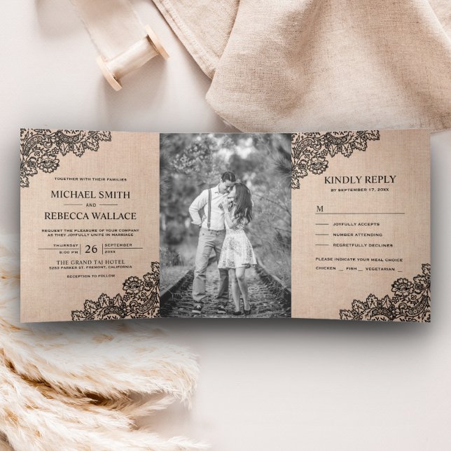 Convite Com Dobra Tripla Rustic Burlap e Black Lace Weding Photo (Criador carregado)