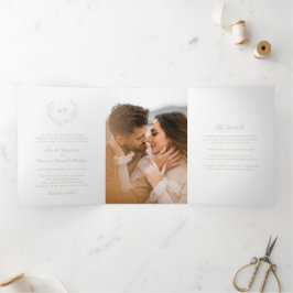 Convite Com Dobra Tripla Sage Green Wreath Monograma Casamento Elegante