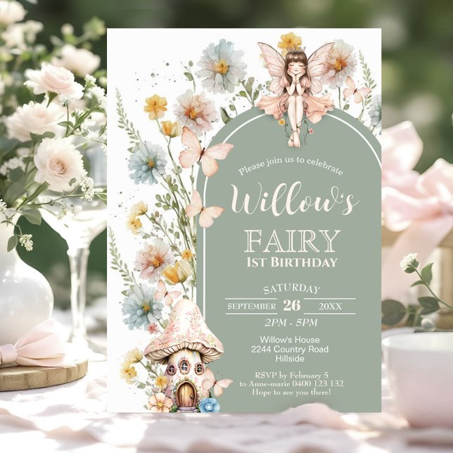 Convite de 1º Aniversário BOHO Fada Flor Silvestre (Wildflower Fairy 1st Birthday Invitation in Sage green. Forest Fairy with fairy house)