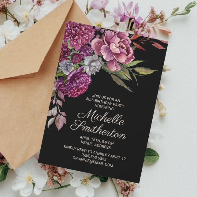 Convite de 80º Aniversário Roxo Floral Elegante Pr (Elegant purple floral on black birthday party invitation)