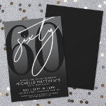 Convite de aniversário 60º preto moderno<br><div class="desc">Celebre sessenta anos de estilo com esta cinza moderna ao convite de aniversário do gradiente 60º. O design apresenta um grande "60" preto na maior parte da placa, com um "Sessenta" branco no estilo de script, manuscrito, colocado sobre ele para uma aparência ousada e contemporânea. Os detalhes da festa ficam...</div>