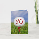 Convite de aniversário 70 de golfe<br><div class="desc">Bola de ouro branca sobre a teia vermelha na grama para a festa de aniversário de 70.</div>