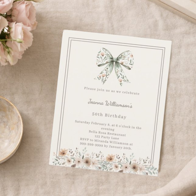 Convite de aniversário com laço floral verde e mar (Criador carregado)