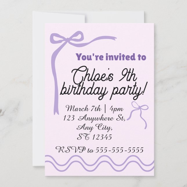 Convite de aniversário com laço roxo editável (Frente)