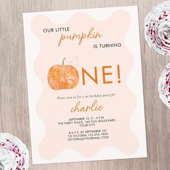 Convite de Aniversário de 1 Ano com Tema de Outono (Our Little Pumpkin is Turning One fun first 1st birthday autumn fall themed personalized invitation)