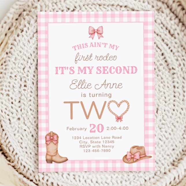 Convite de Aniversário de 2º Rodeio da Cowgirl Ros (Western style invitation with pink gingham and the word TWO in large letters with a heart rope)