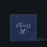 Convite de Aniversário de 30 Anos Azul Marinho Pra<br><div class="desc">Vamos celebrar seu dia especial com este convite de aniversário de 30 anos elegante. Este design apresenta tipografia prateada sofisticada "Brindemos aos 30 anos" e gráficos cintilantes em um fundo azul marinho escuro. Você pode personalizar o texto e a cor do fundo. Convites e suprimentos para festa correspondentes estão disponíveis...</div>
