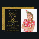 Convite de aniversário de 30 folhas de ouro<br><div class="desc">Suja 30 Black e Faux Gold Foil Glamorous Convite de Aniversário. A foto neste convite pode ser atualizada,  assim como o nome,  a data e o local.</div>