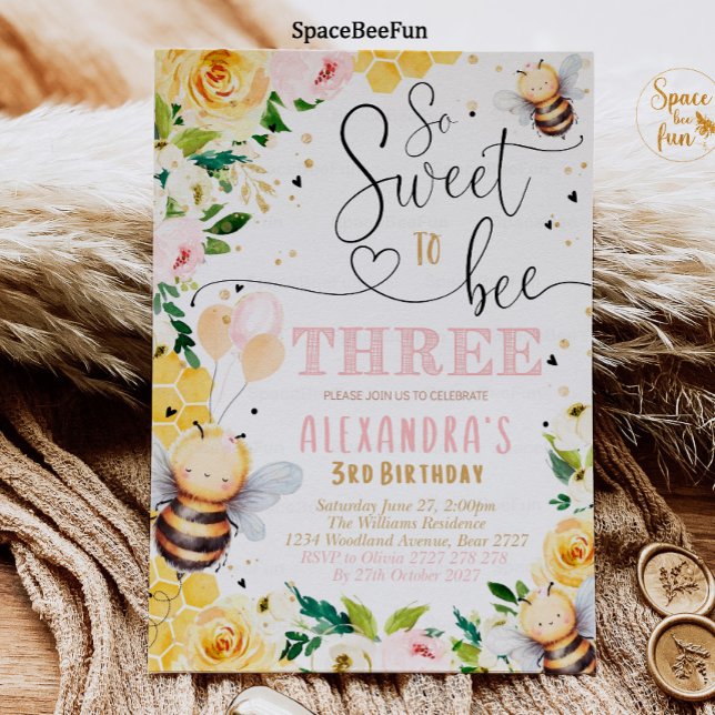 Convite de Aniversário de 3 anos da Abelha Mel Men (Bee Honey THREE Birthday invitation Boho Pampas Grass Girl Bee Honey Party Pink So Sweet to Bee invi)