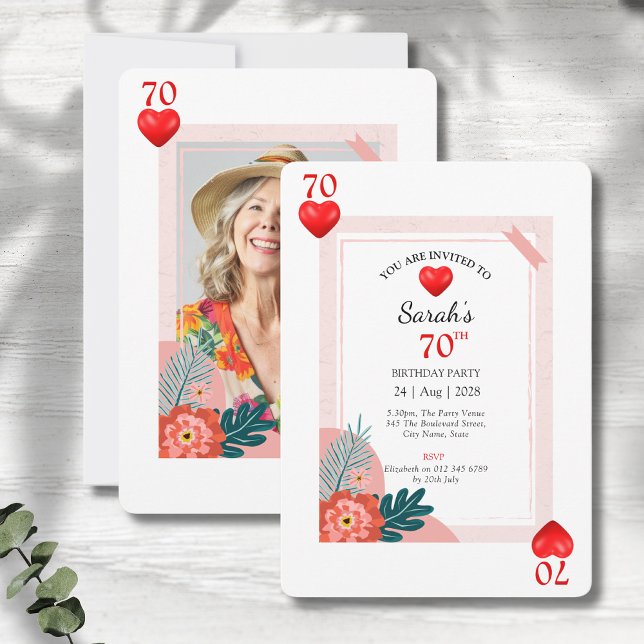 Convite de aniversário de 70 de Placa de Reproduçã (70th birthday party invitations in a playing card style on a grey wood background.)