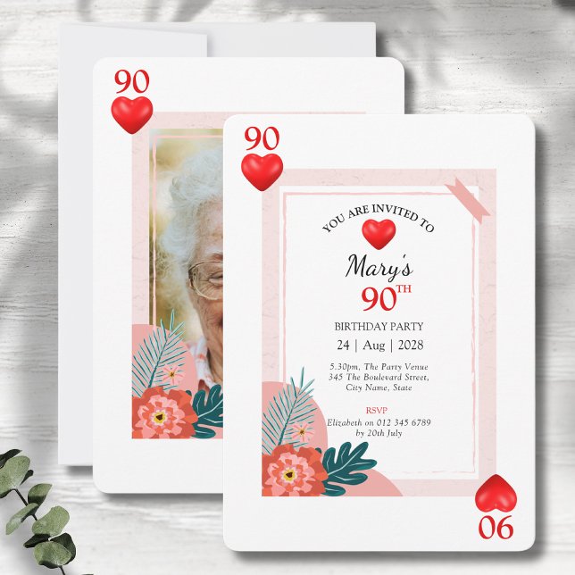 Convite de aniversário de 90 de Placa de Reproduçã (90th birthday playing card style party invitations on a grey wood background.)