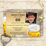 Convite de aniversário de Cerveja Masculina<br><div class="desc">Festa de aniversário com sua foto personalizada em um fundo de tijolos com área de ouro estilizada e imagens de cerveja.</div>