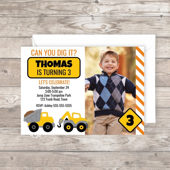 Convite de aniversário de construção (Construction Birthday Party Invitation with yellow construction trucks and road signs)