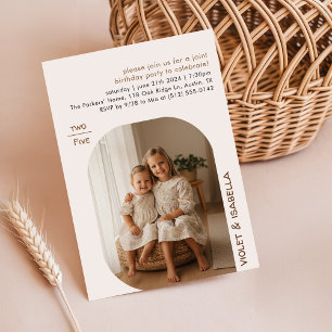 Convite de Aniversário de Duas Crianças Irmãs Foto