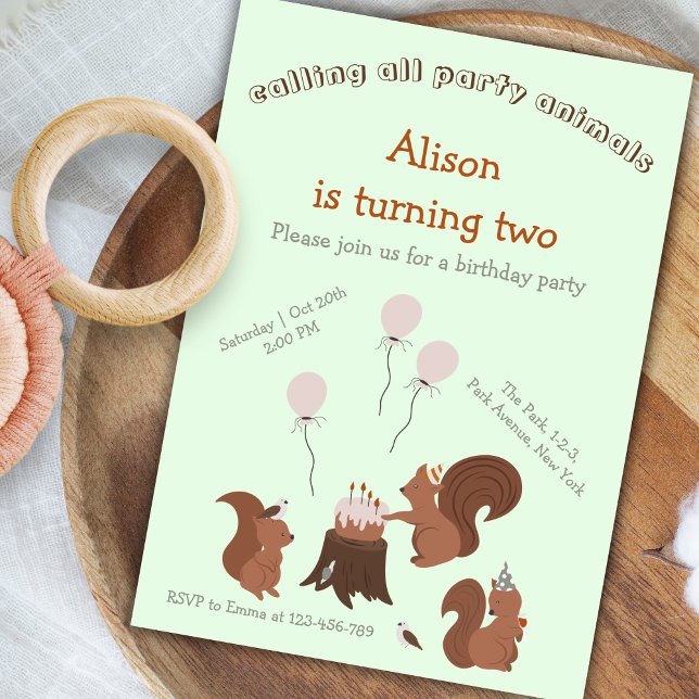Convite de aniversário de Esquilo de Animais de Pa (Party animal birthday invitation, featuring squirrels, going nuts with a cake and balloons. )