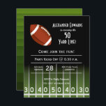 Convite de aniversário de futebol americano de orç<br><div class="desc">Pequenos convites de aniversário temáticos de futebol de 4, 5" x 5, 6" semibrilho de 110 lb são perfeitos para qualquer aniversário de marco. Todo o texto é personalizável, basta alterar o texto usando o link Personalizar mais. Veja portas copos, pratos de papel, guardanapos e mais produtos de temas de...</div>