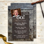 Convite de aniversário de madeira personalizada<br><div class="desc">Um convite de aniversário com sua própria foto personalizada sobre um fundo de madeira e couro marrom-escuro. O verso apresenta a mesma imagem de madeira,  ou se você apagar isso,  revelará uma imagem de um copo de cerveja.</div>