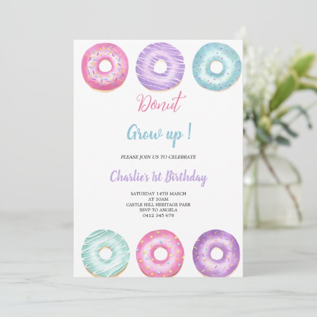 convite de aniversário de rosquinha rosa, roxo e a (Em pé/Frente)