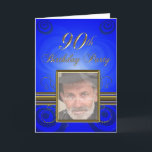 convite de aniversário do 90<br><div class="desc">Um convite de festas elegante para um homem com um quadro dourado para sua foto. Adicione uma imagem do aniversário a para personalizar este cartão.</div>