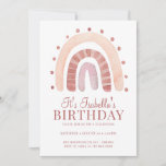 Convite de aniversário do Boho Rainbow Pink Kid<br><div class="desc">Um convite de aniversário de um garoto do arco-íris,  cor-de-rosa e castanho rosado. Um estilo doce moderno de contraste de script e tipo colorido serif. Simples e caprichoso. Estrelas cor-de-rosa sobre fundo marrom-rosado na parte de trás do convite.</div>