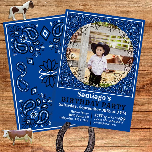 Convite de Aniversário do Cowboy Blue Bandana (For your cowboy or cowgirl theme birthday a unique blue western bandana style photo invite.)