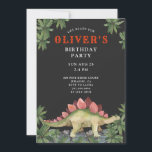 Convite de Aniversário do Dinosaur Kid<br><div class="desc">Um convite de aniversário de dinossauro com um dinossauro que caminhava cercado por folhas primevais de palma. Uma cena do amanhecer,  com tipografia colorida em vermelho-verde e branco sobre fundo preto. Preto no fundo do convite.</div>