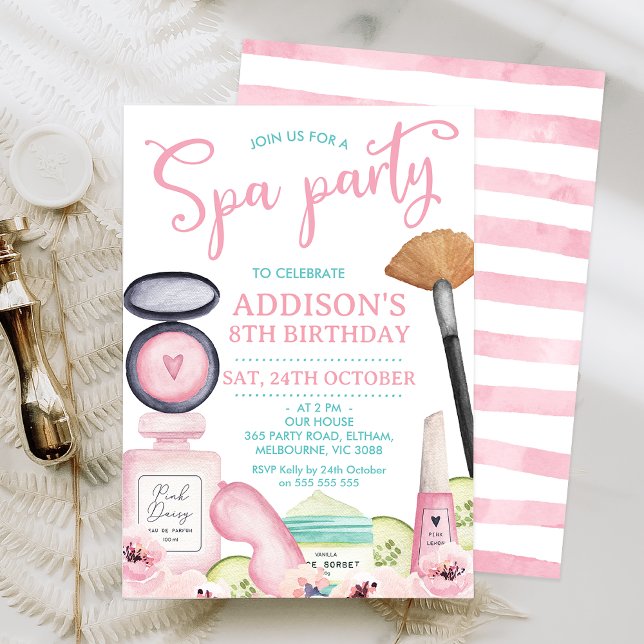 Convite de Aniversário do Partido Spa de Caligrafi (Pink calligraphy heading spa party themed birthday invitation featuring various beauty products.)