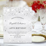Convite de aniversário elegante do orçamento Silve<br><div class="desc">Um convite moderno, na moda e glamouroso para a 40ª festa de aniversário (ou qualquer idade) da mulher. Um fundo metálico falso prateado com pó falso de prata. O nome é escrito com um moderno script estilo escrito à mão preta. Personalize e adicione um nome, idade e detalhes de sua...</div>